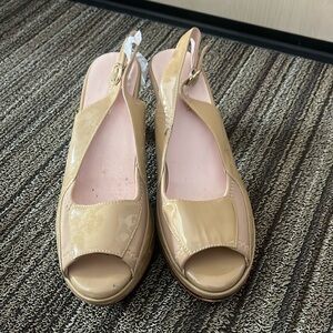 Mustard beige Patent leatherTaryn Rose sling back heels 9M